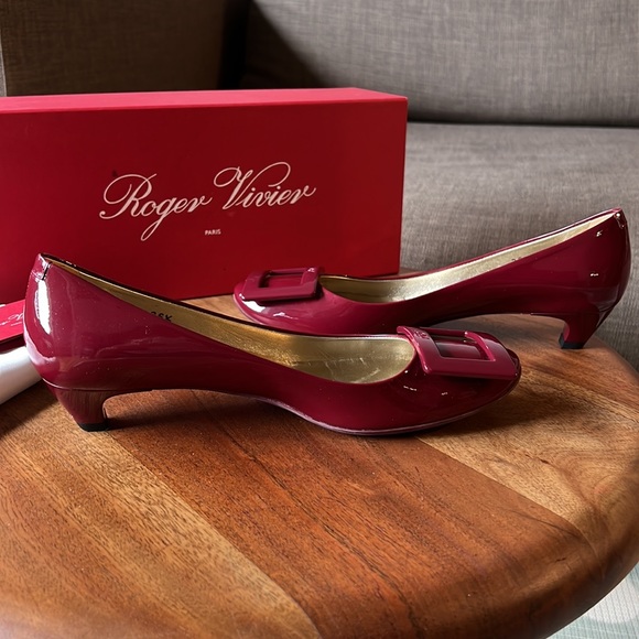 Auth Roger Vivier Classic pump 36.5